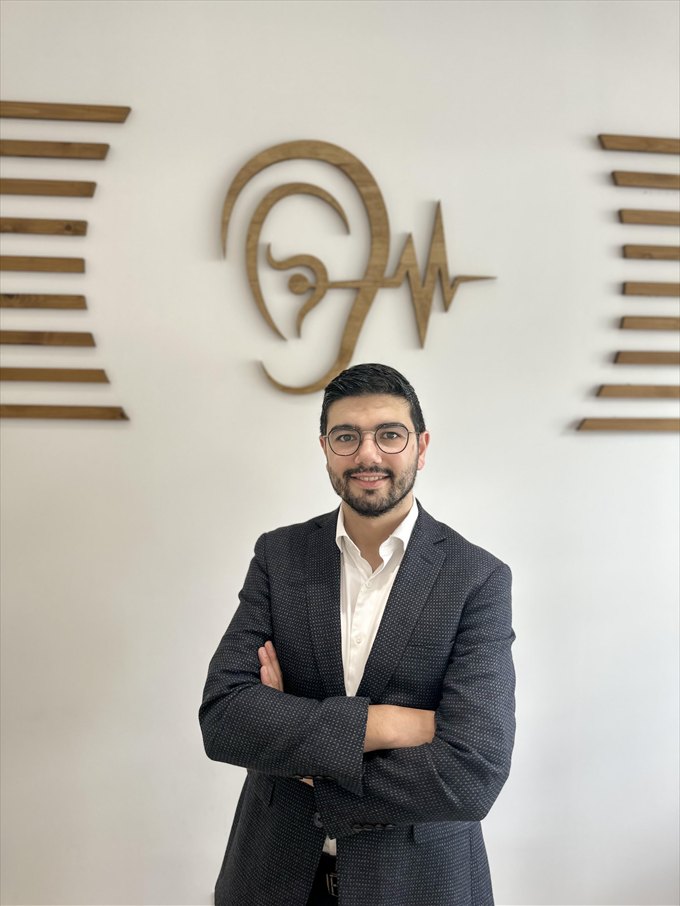 Jonathan Zeitoun, audioprothésiste diplômé d'État, devant le logo Prime Audition
